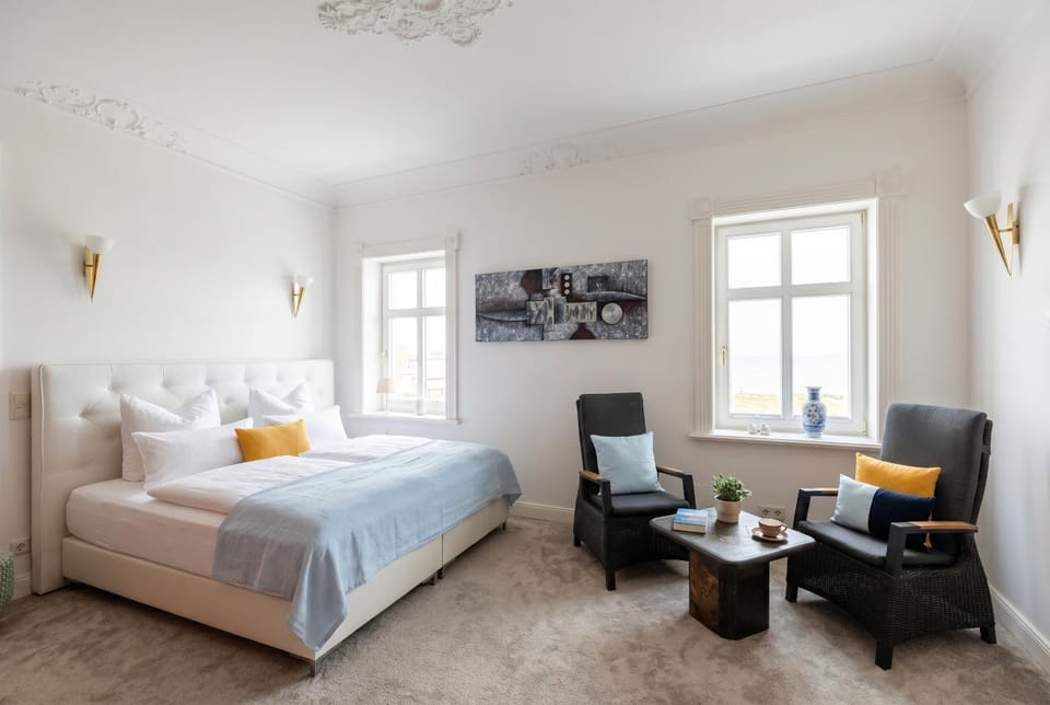 Bed, Photo of the whole room, Seating area, Bedroom