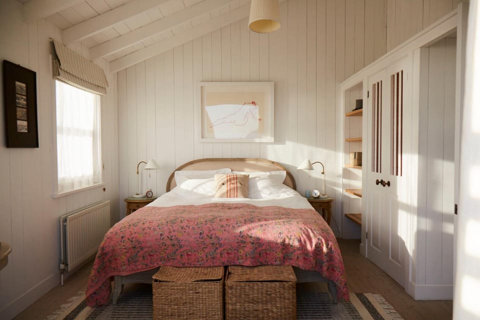 Seaside Retreat w Hot Tub Sauna and Bar House in West Wittering