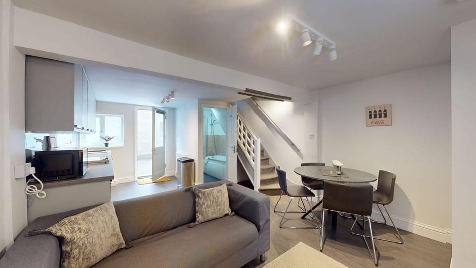 TV and multimedia, Kitchen or kitchenette, Living room, Seating area, Dining area