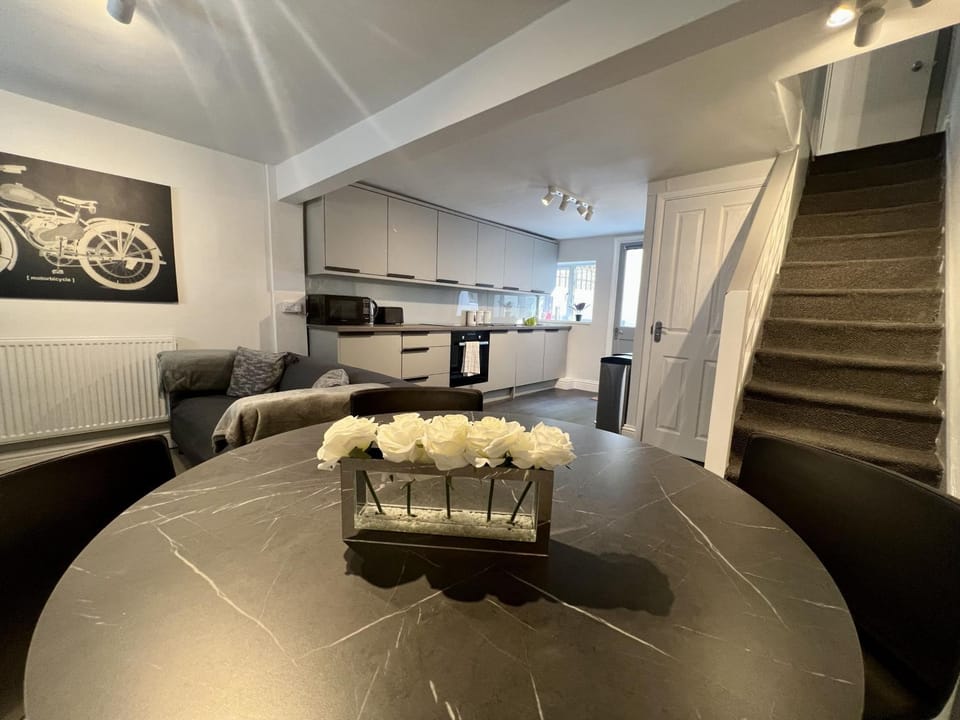 Kitchen or kitchenette, Living room, Seating area, Dining area, pet friendly, stove