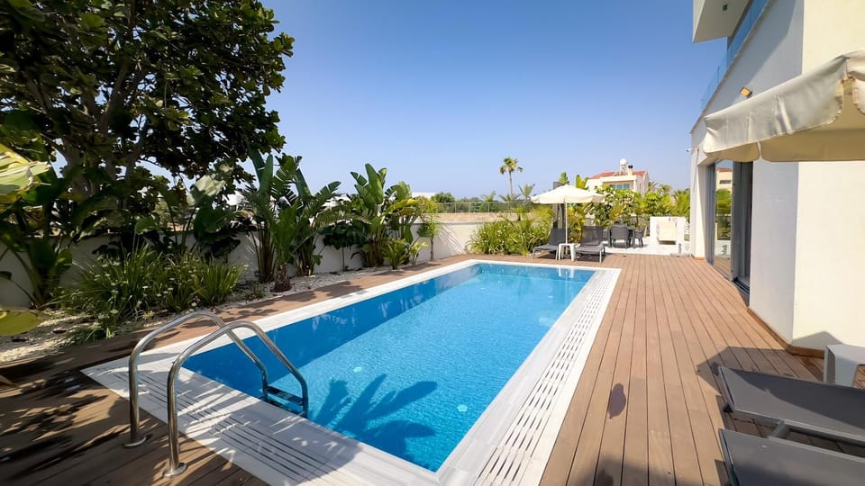 Day, Swimming pool, sunbed