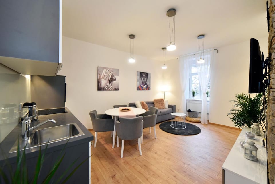 TV and multimedia, Kitchen or kitchenette, Living room, Seating area