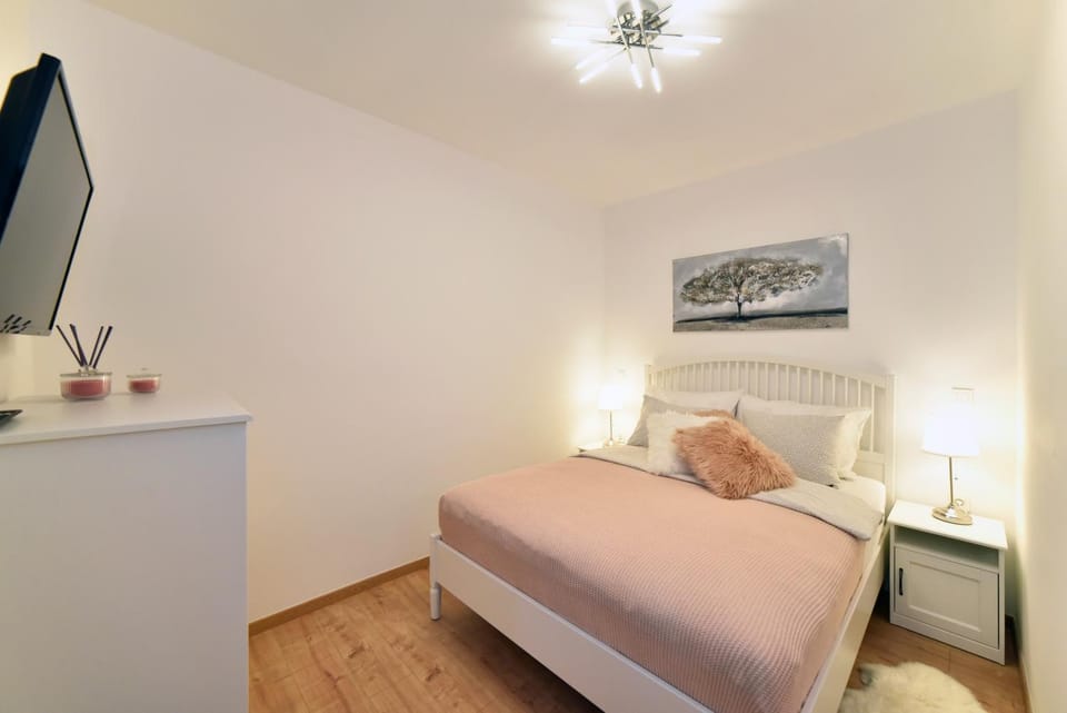 Bed, TV and multimedia, Photo of the whole room, Bedroom