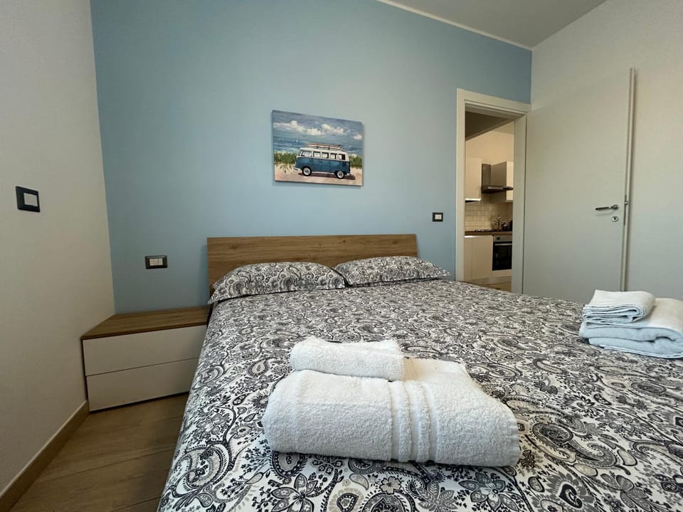 Bed, Bedroom, towels