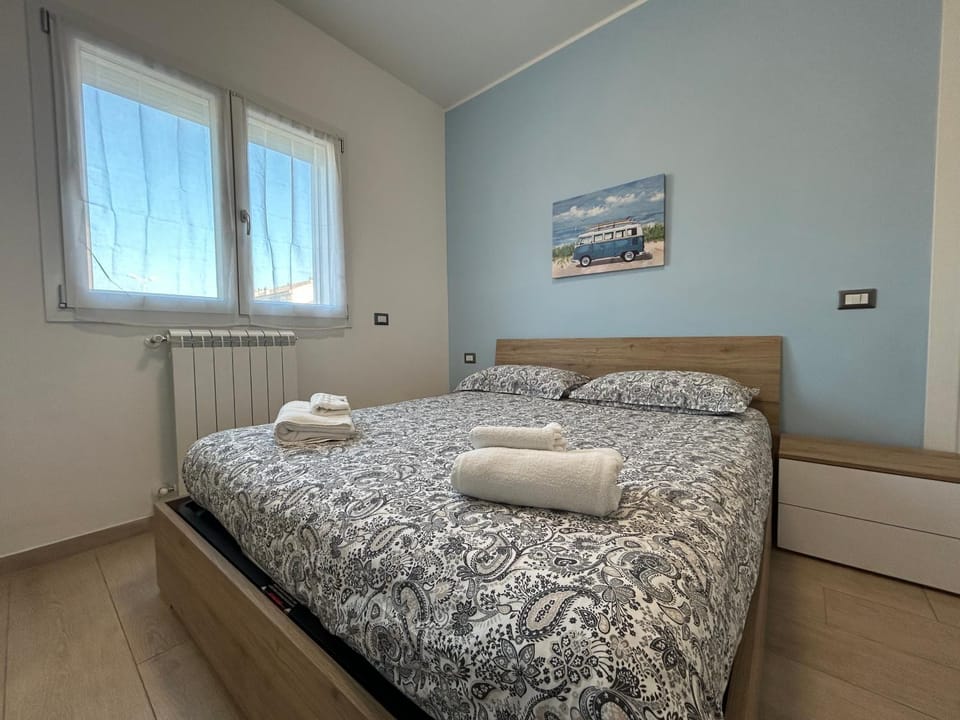 Bed, Bedroom, towels