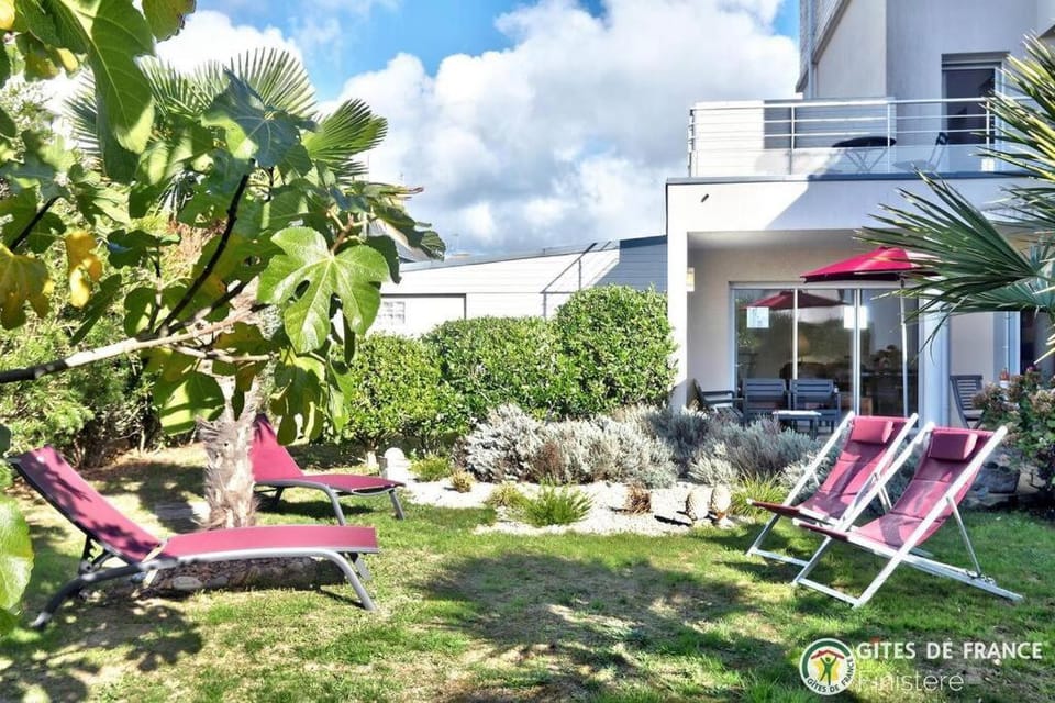 Property building, Patio, Garden, Garden view, sunbed