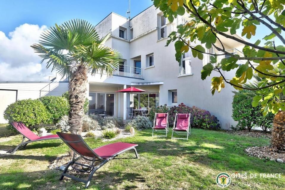 Property building, Patio, Garden, Garden view, sunbed