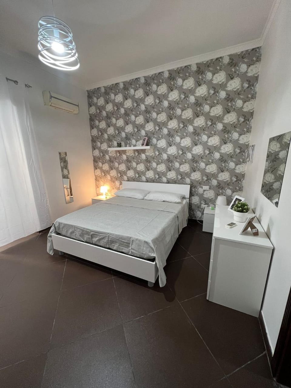 Bed, Photo of the whole room, towels