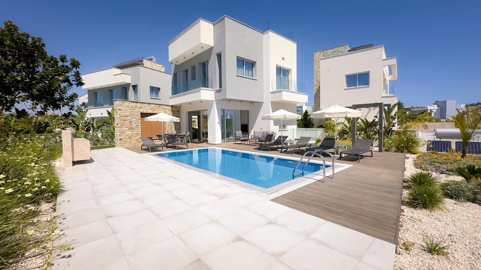 Property building, Day, Pool view, Swimming pool, sunbed