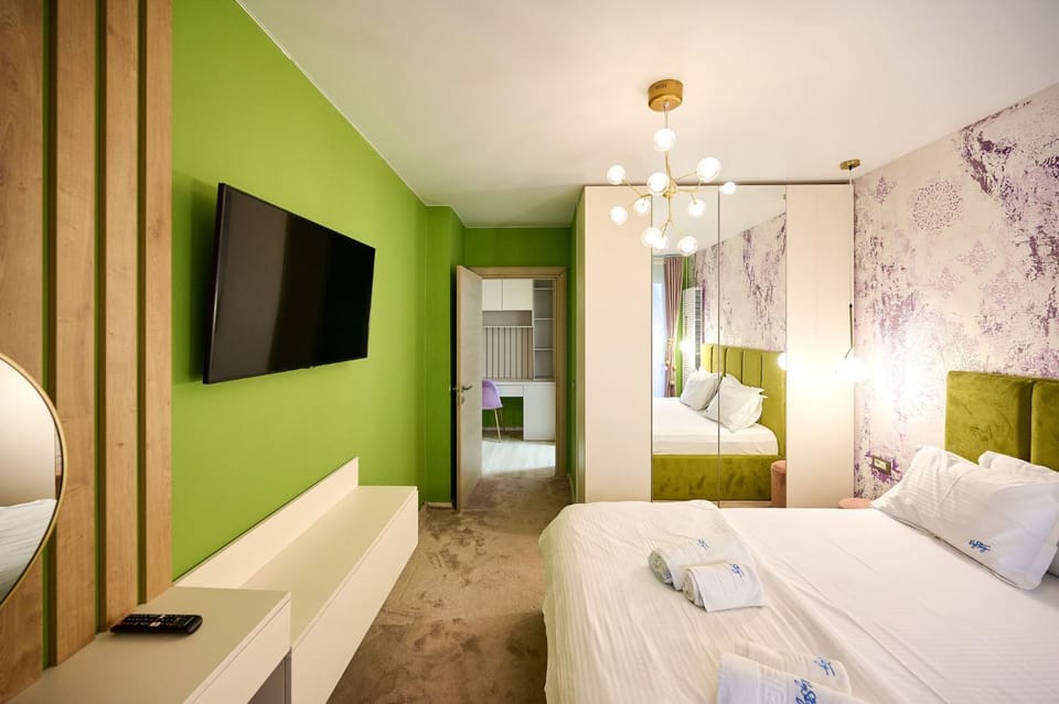 Bed, TV and multimedia, Photo of the whole room, Bedroom, towels