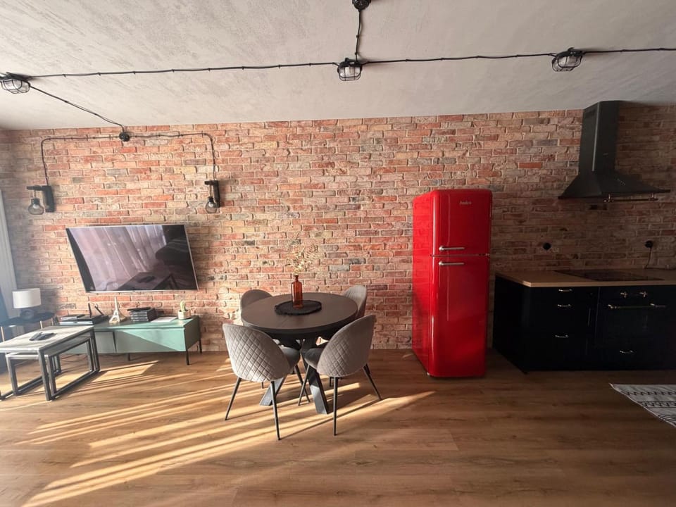 Kitchen or kitchenette, Living room, Seating area, Dining area, oven