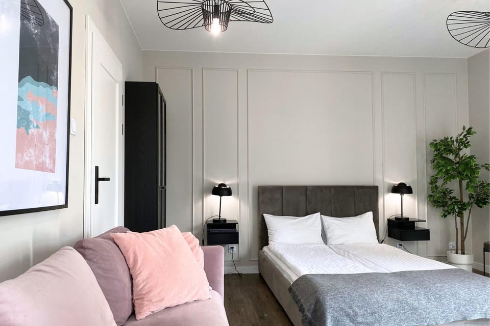 Bed, Seating area, Bedroom
