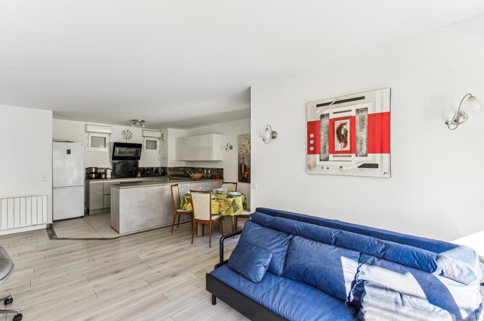 Living room, Seating area, Dining area, minibar, oven, stove, toaster