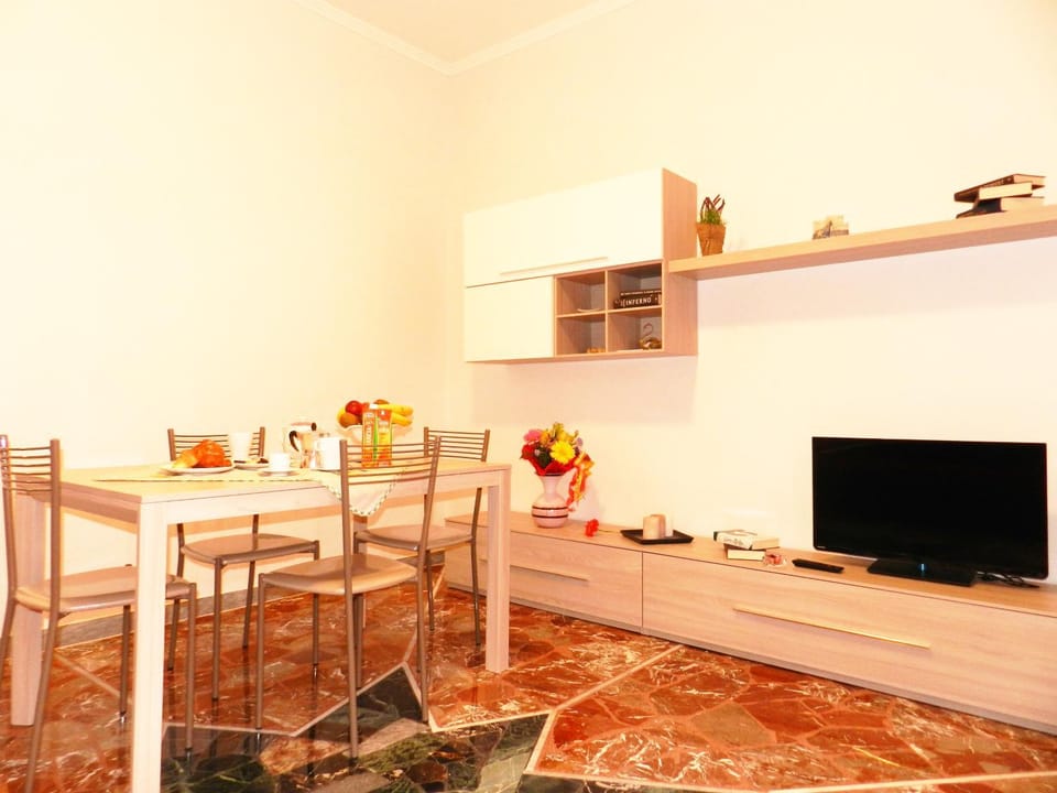 Day, Living room, Dining area