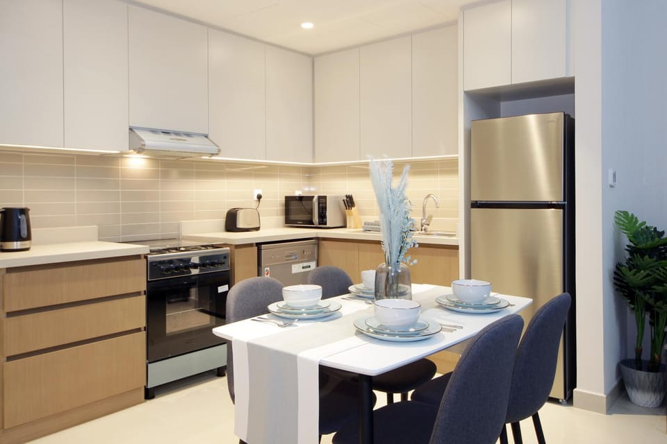 Kitchen or kitchenette, Dining area, minibar, stove
