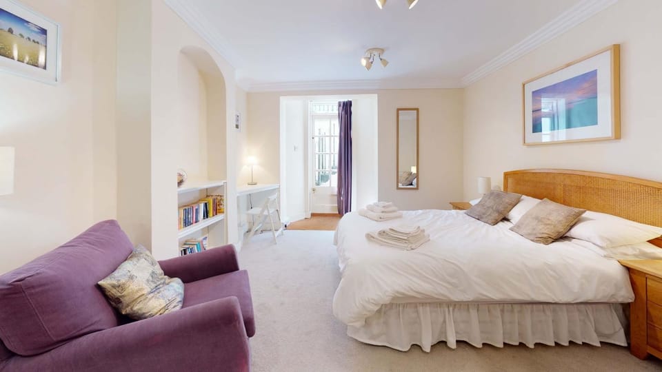 Property building, Bed, Seating area, Bedroom