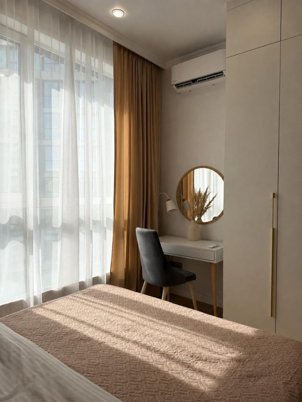Bedroom, wardrobe, air conditioner, air conditioner