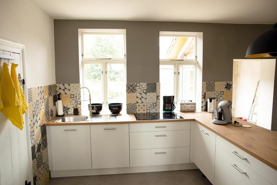 Coffee/tea facilities, Kitchen or kitchenette, stove