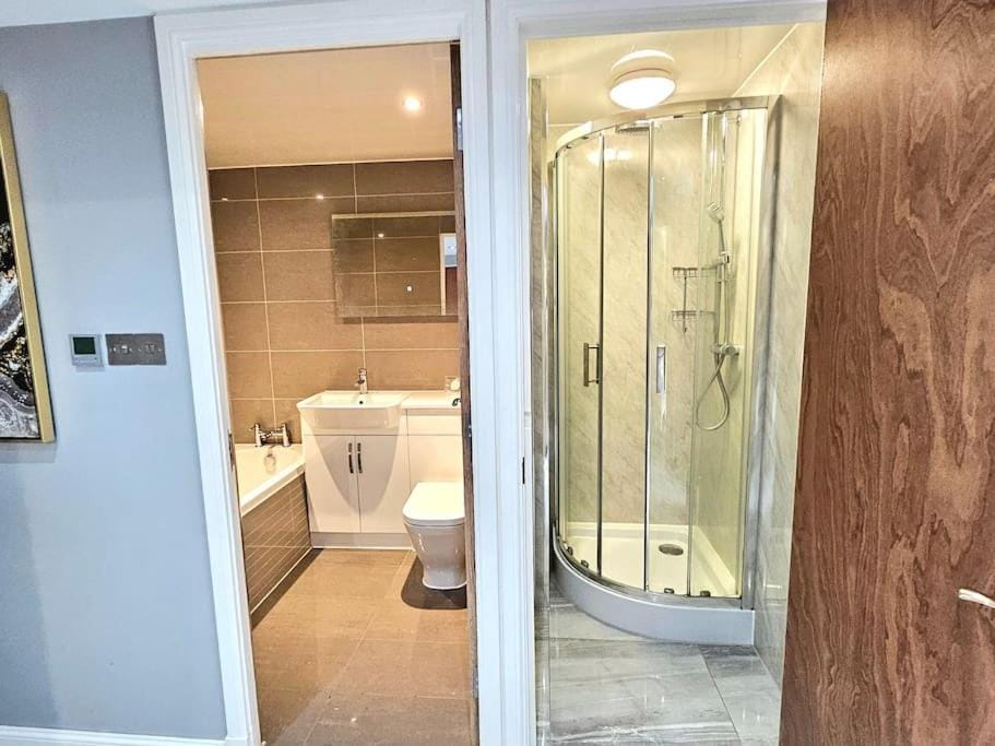 Shower, Toilet, Bathroom, towels