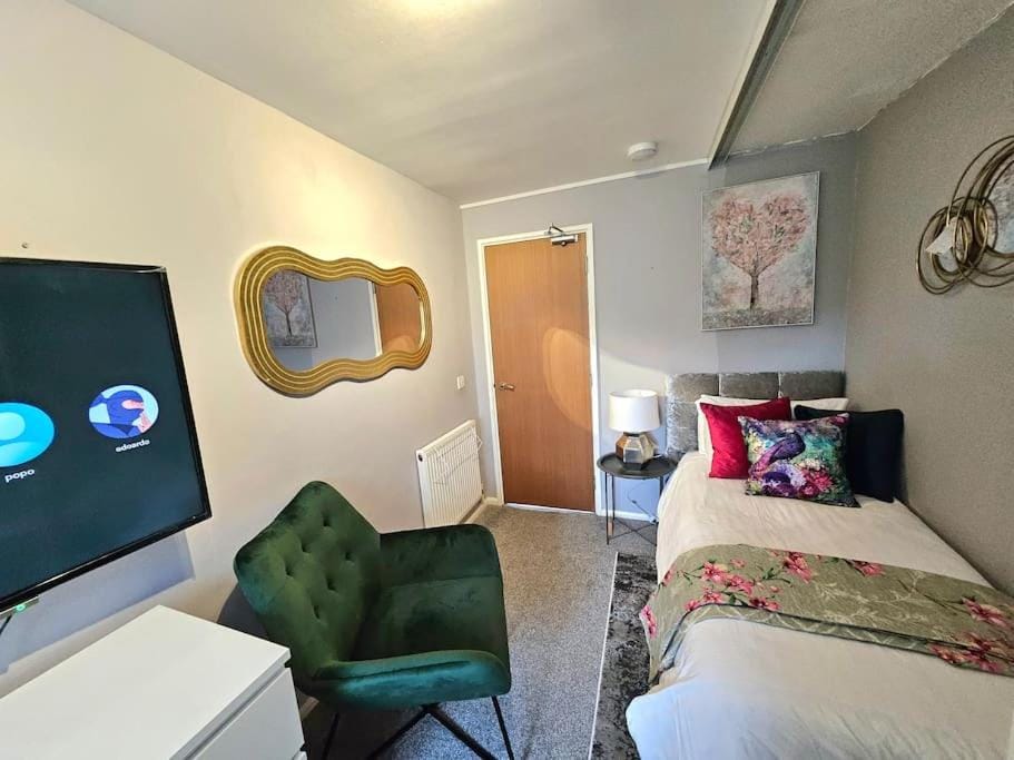 Bed, TV and multimedia, Photo of the whole room, Seating area, Bedroom