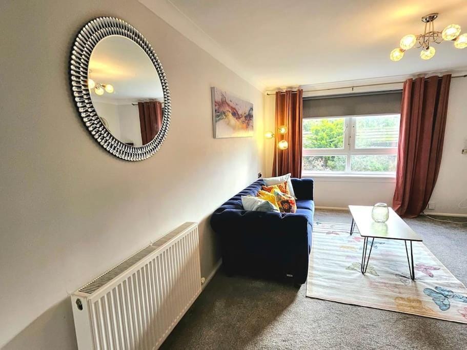 Living room, Seating area, internet