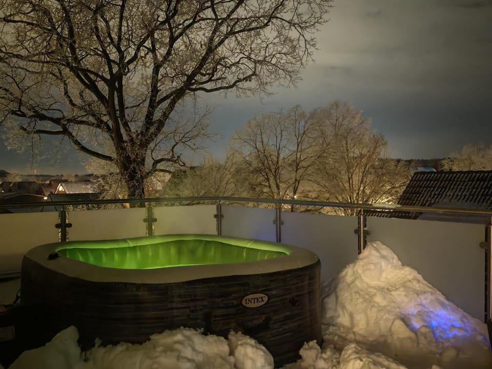Winter, Hot Tub