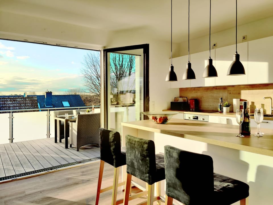 View (from property/room), Balcony/Terrace, Kitchen or kitchenette, Seating area, Dining area