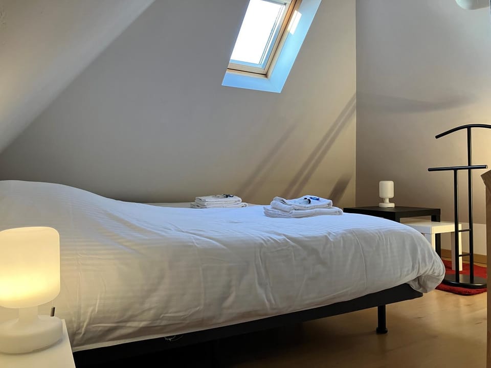 Bed, Bedroom, towels