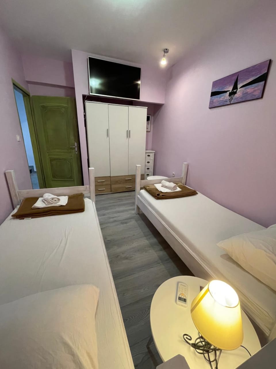 Bed, TV and multimedia, Bedroom