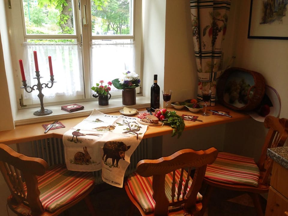 Seating area, Dining area