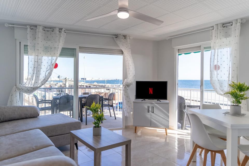 Communal lounge/ TV room, Natural landscape, TV and multimedia, View (from property/room), Balcony/Terrace, Living room, Seating area, Dining area, Sea view