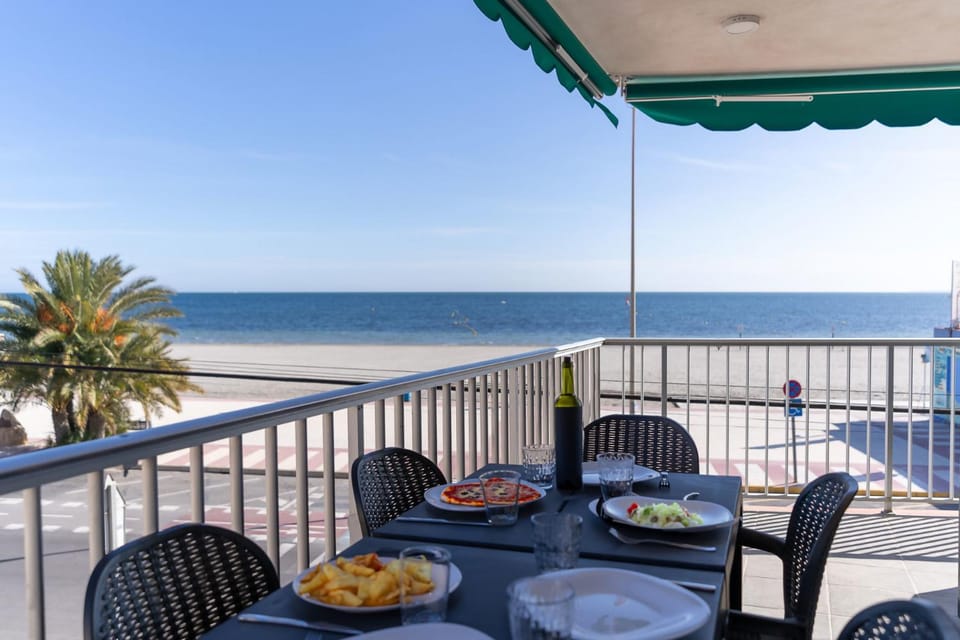 Natural landscape, View (from property/room), Balcony/Terrace, Dining area, Sea view