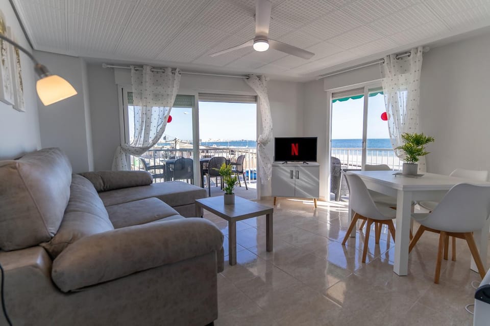 Communal lounge/ TV room, Natural landscape, TV and multimedia, View (from property/room), Living room, Seating area, Dining area, Sea view