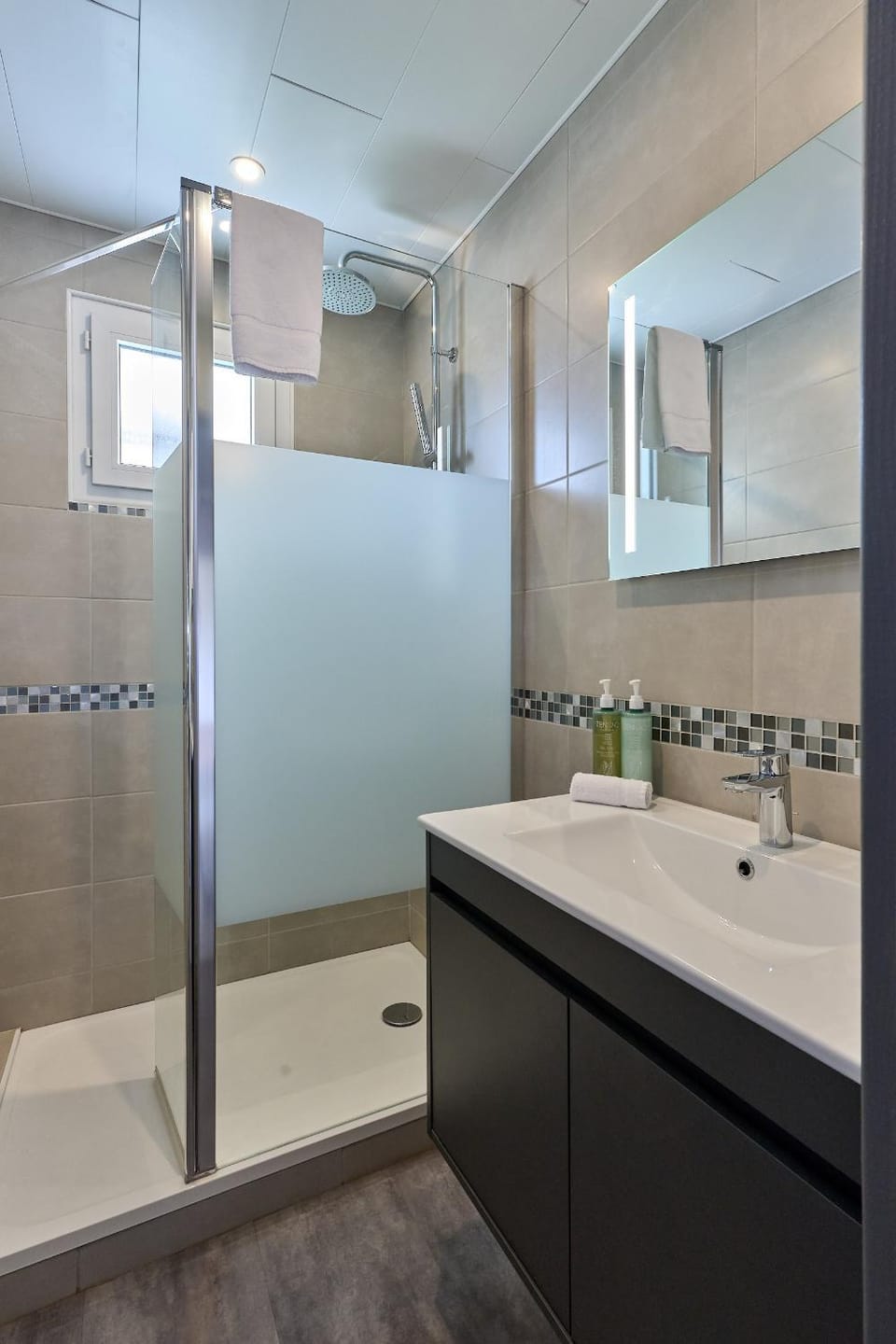 Shower, Bathroom, towels