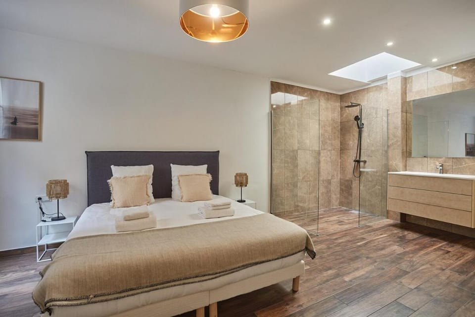 Apartment Center of Paris Montmartre by Studio prestige Apartment in Paris