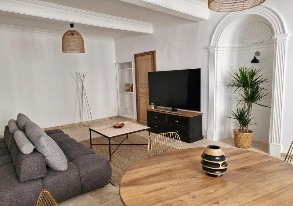 TV and multimedia, Living room, Seating area, Dining area
