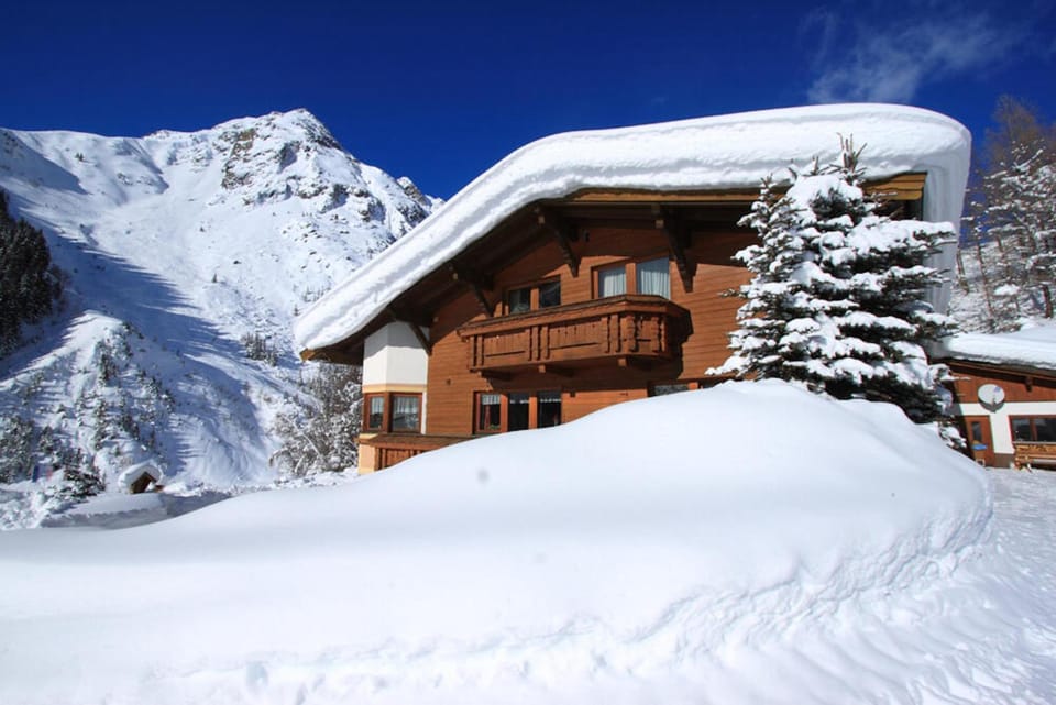 Property building, Facade/entrance, Neighbourhood, Winter