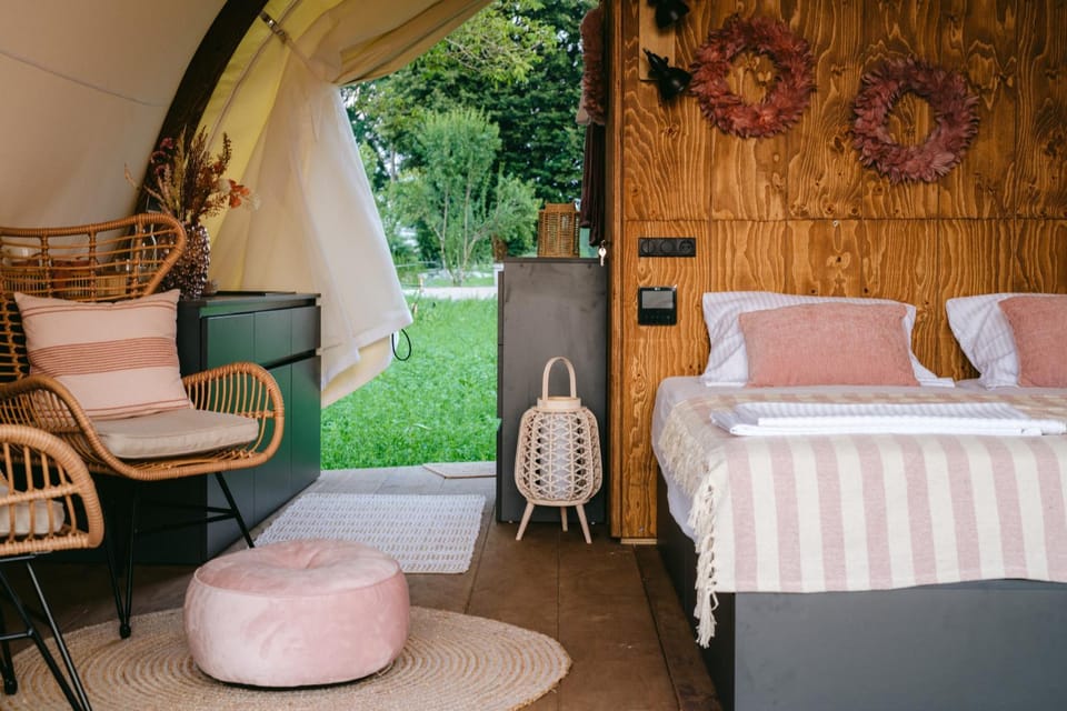 Bed, Garden, View (from property/room), Photo of the whole room, Seating area, Bedroom, Garden view