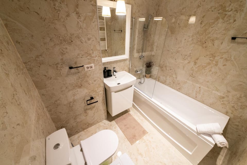 Shower, Toilet, Bathroom, Bath, towels