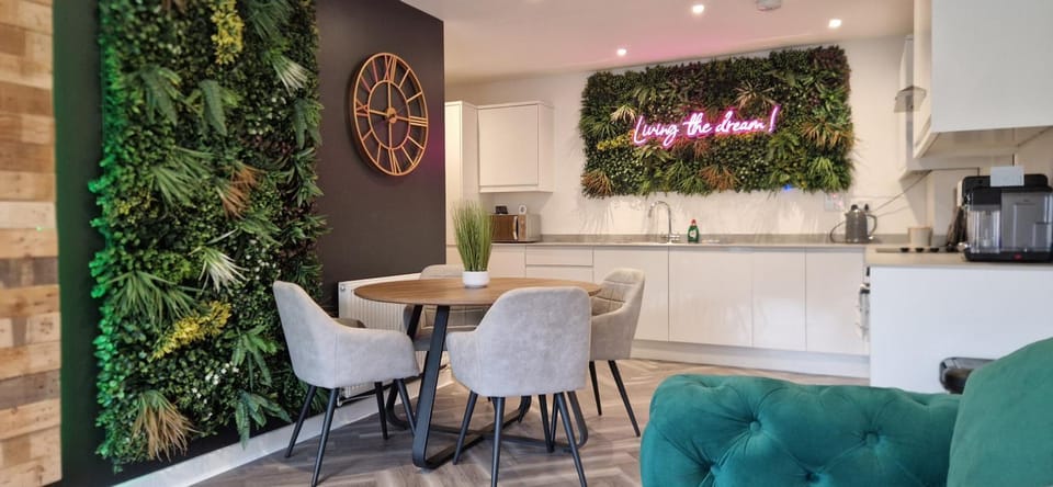Seating area, Dining area