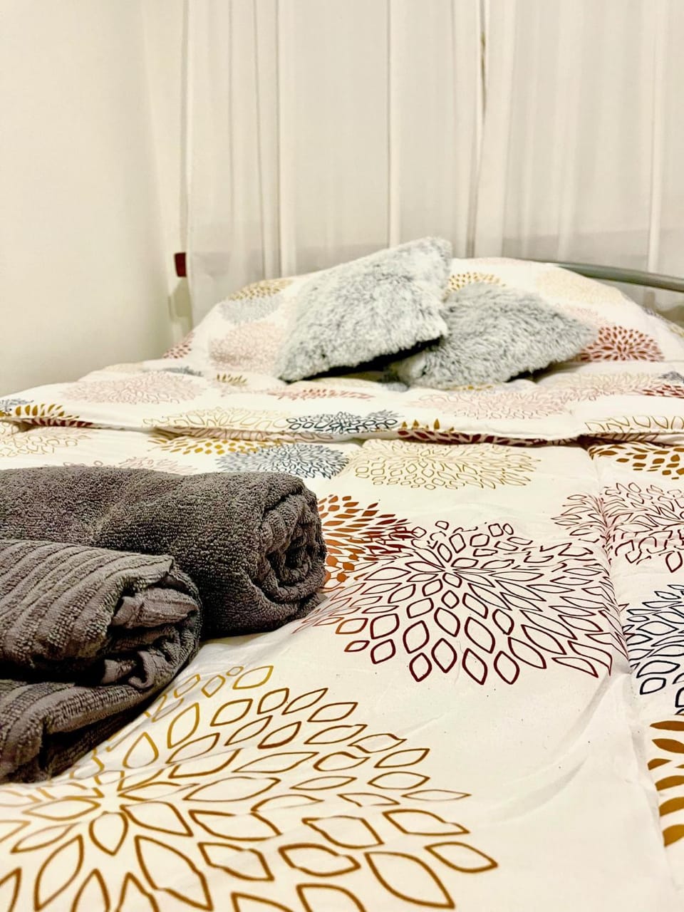 Bed, towels