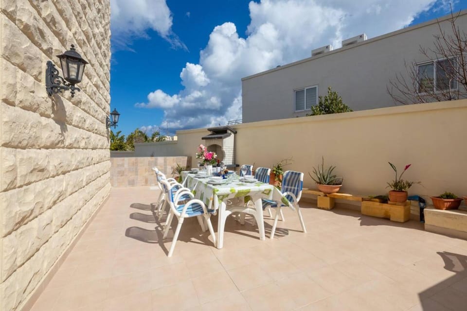 Villa Lorella - private pool, jacuzzi by Homely House in Saint Paul's Bay