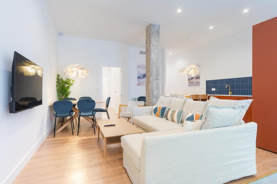 TV and multimedia, Kitchen or kitchenette, Living room, Seating area