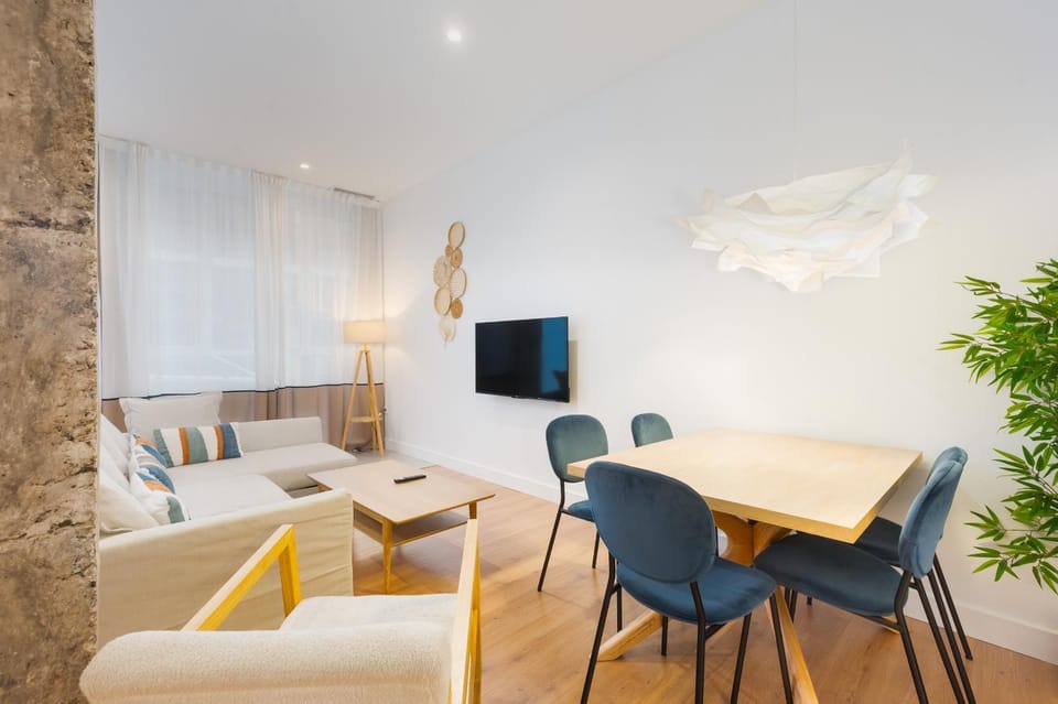 TV and multimedia, Living room, Seating area, Dining area