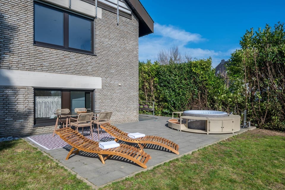 Property building, Spring, Day, Garden, Garden, Balcony/Terrace, sunbed