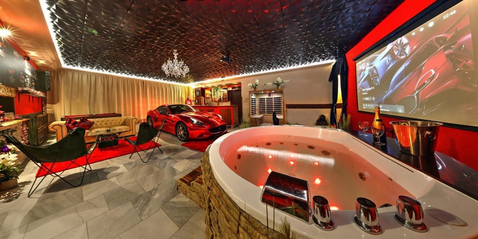 Communal lounge/ TV room, Hot Tub, TV and multimedia, Evening entertainment