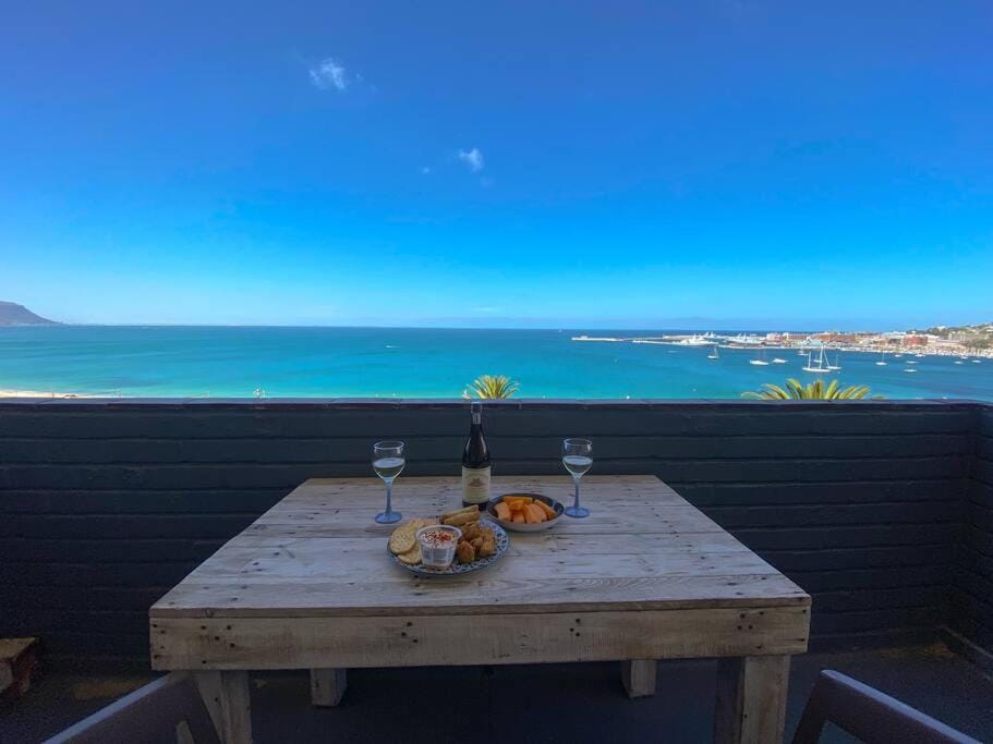 Lock up & go apt w/ great views in Simons Town Apartment in Cape Town