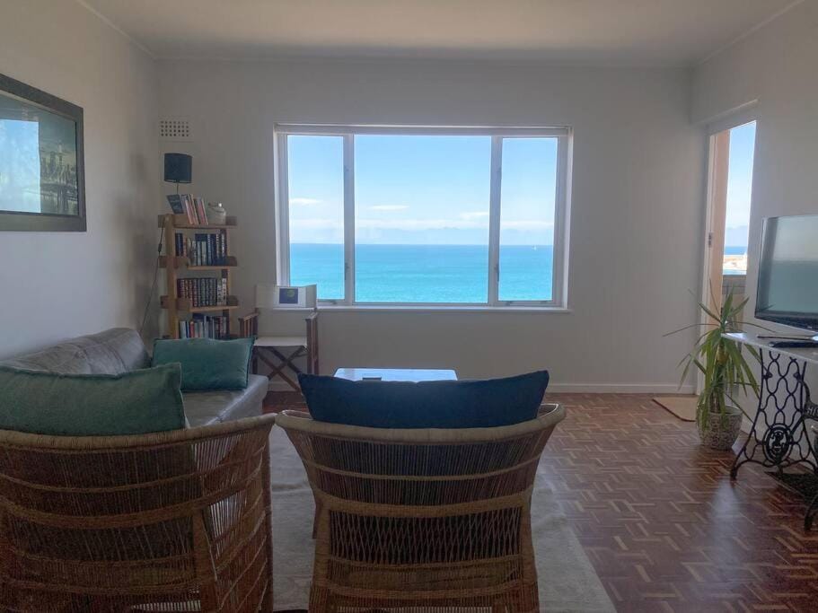 Lock up & go apt w/ great views in Simons Town Apartment in Cape Town