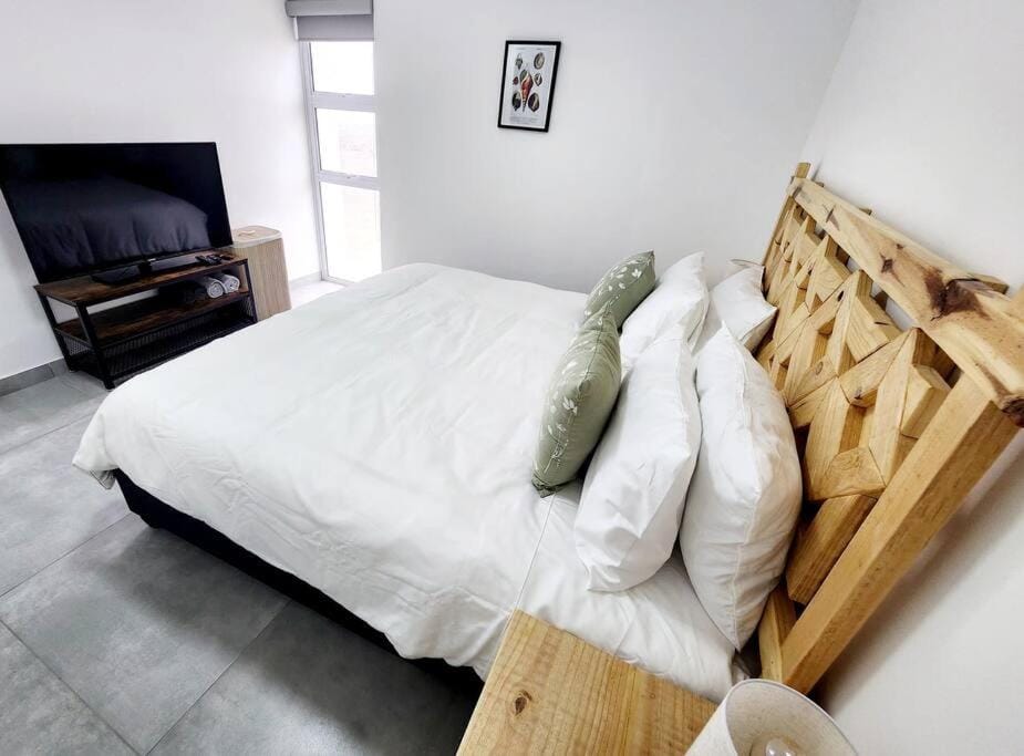 Bed, TV and multimedia, Photo of the whole room, Bedroom