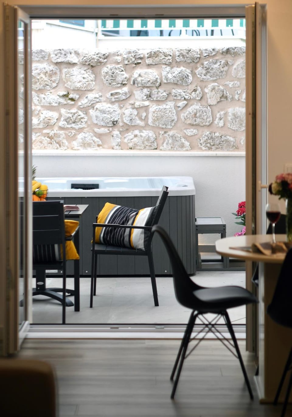 View (from property/room), Balcony/Terrace, Living room
